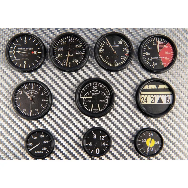 SET D'INSTRUMENTS AVIONS TCHEQUES ANNEES 30 1:3
